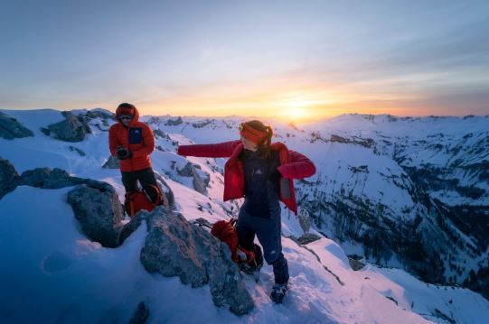 Що взяти у похід взимку: туристи у зимових горах
