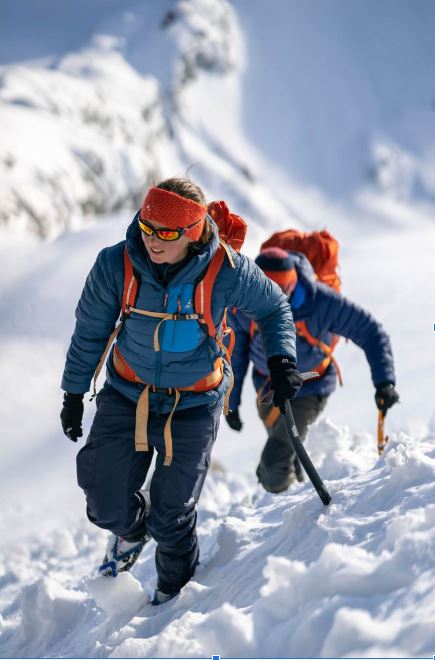 Що взяти з собою в гори взимку: туристи в окулярах