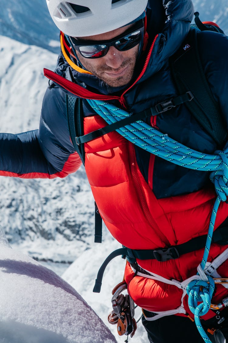 Спорядження для зимового походу: альпініст
